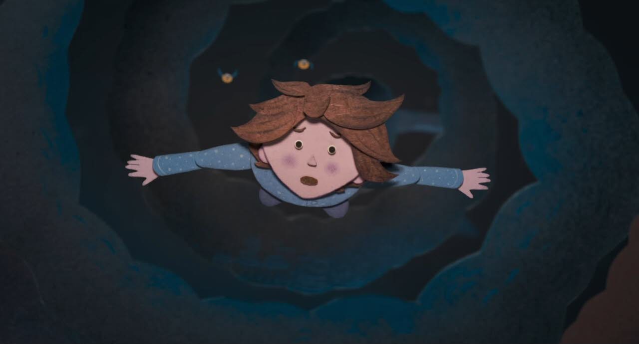 Lucies fliegt in einem Traum. Um sie herum Rauch und Dunkelheit