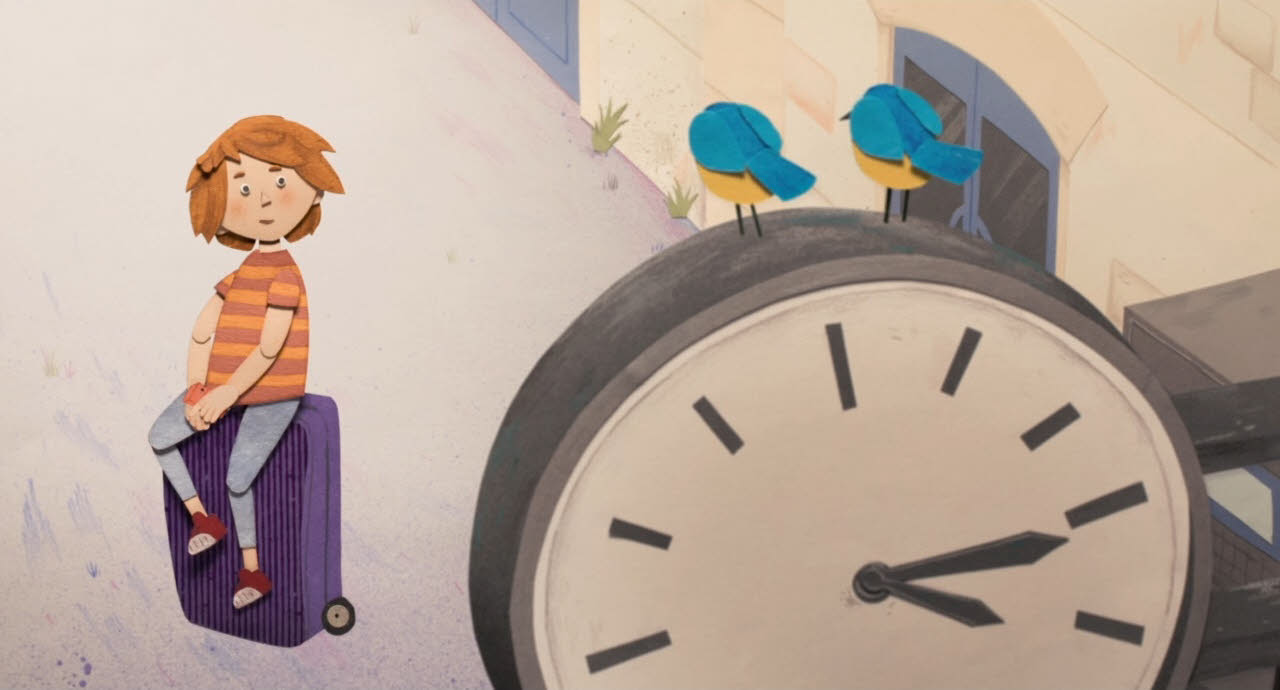 Lucie wartet am Bahnhof auf ihre Mutter. Auf der Bahnhofsuhr sitzen zwei Blaumeisen, die sie beobachten.