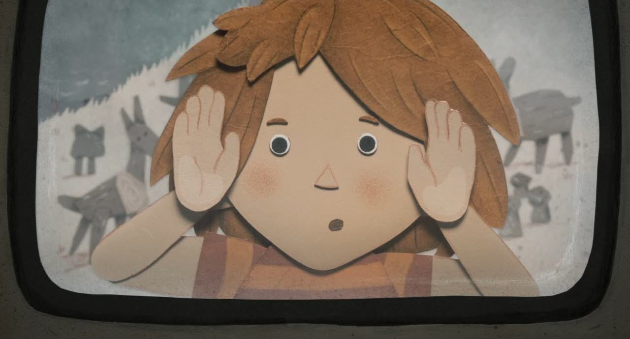 Lucie schaut durch ein Fenster in den Wohnwagen des Zauberers. Hinter ihr sind Holztiere zu sehen.