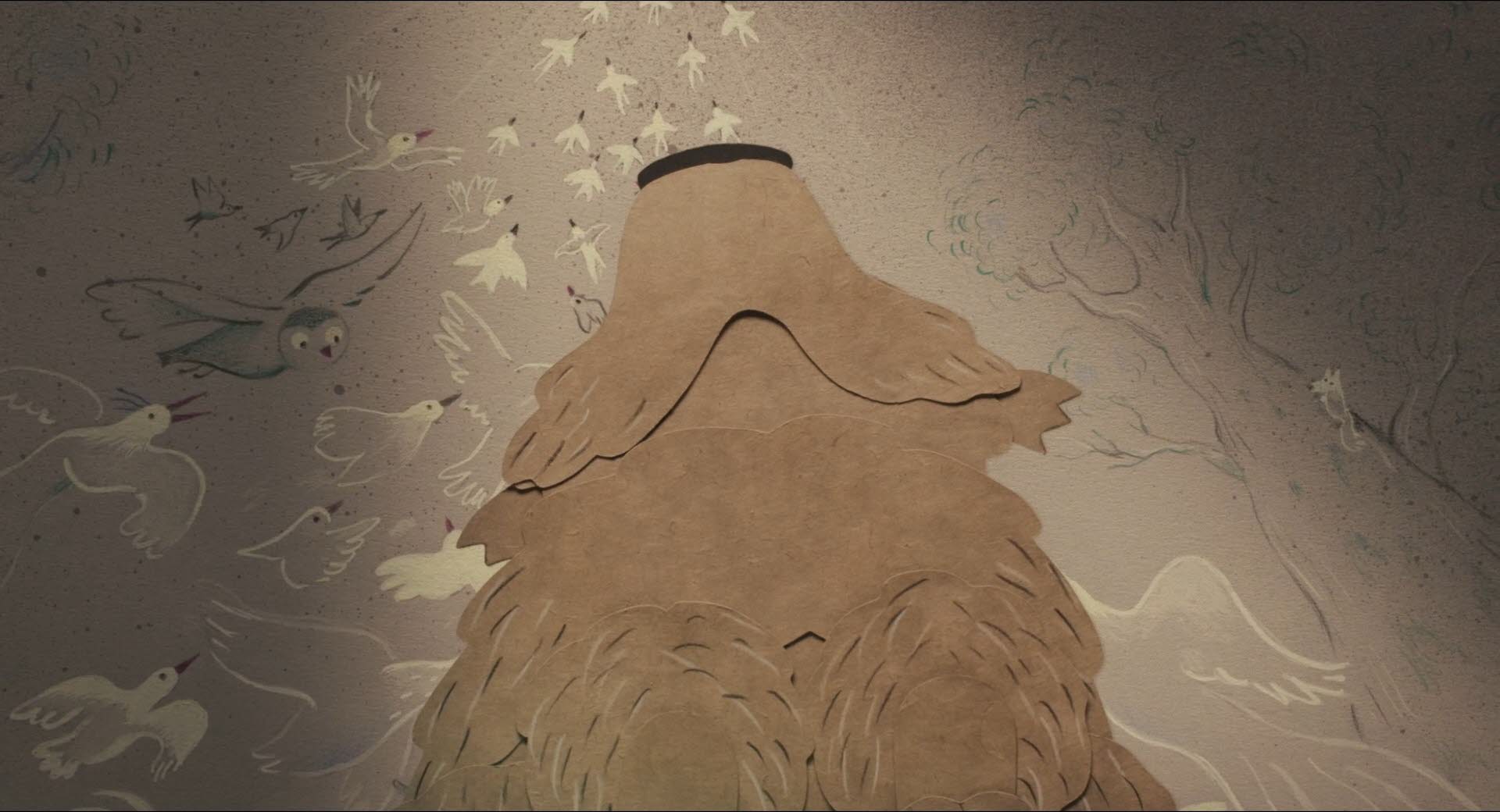 Blick auf den Kopf des Hundes Mandrin, der vor der Höhlenwand mit Malereien hoch springt.