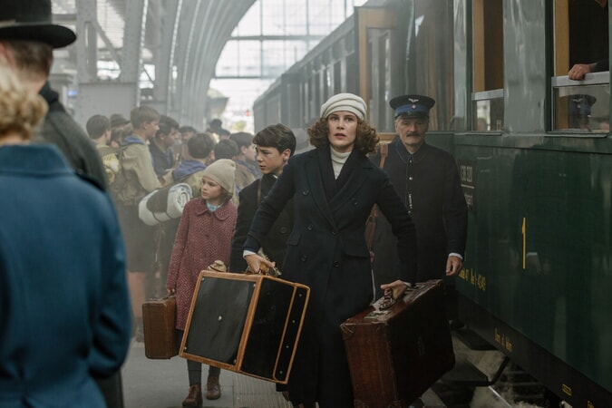 Die Mutter, Max und Anna kommen mit Gepäck am Bahnhof in Paris an. 