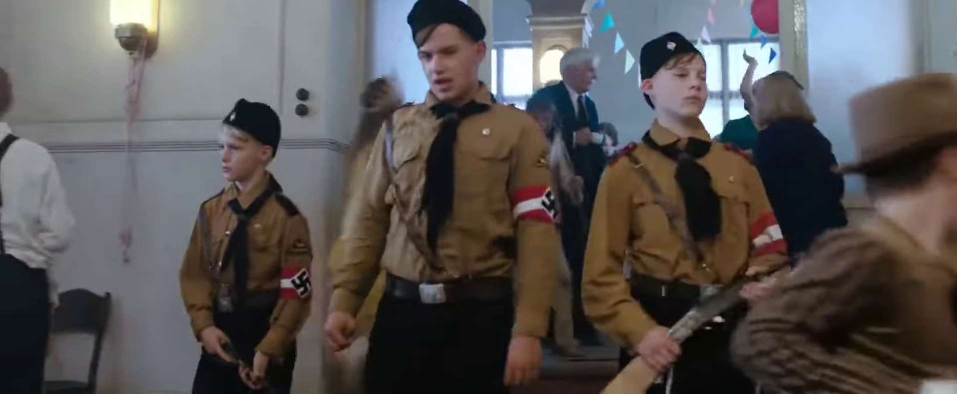 Drei Jungen in HJ-Uniform beim Fasching.