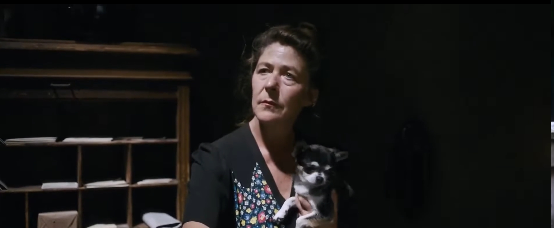 Die Vermieterin in Paris mit ihrem Hund im dunklen Empfangsbereich