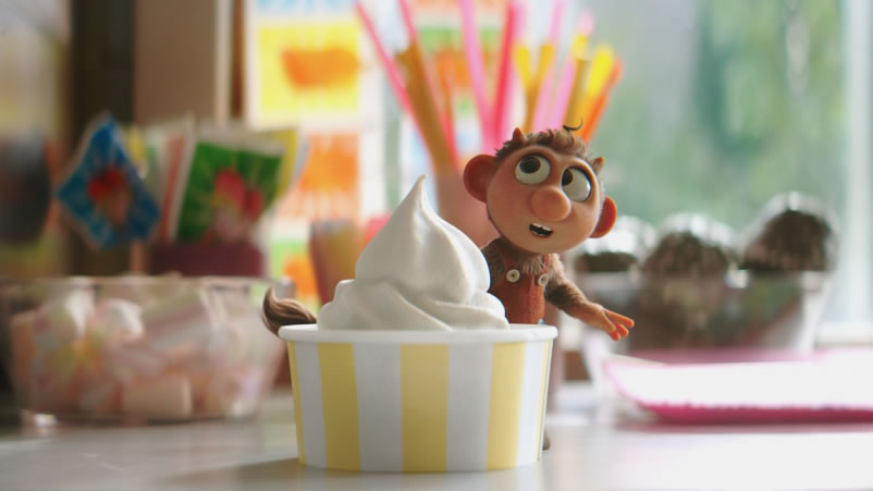 Filmbild: Billy steht hinter einem Eisbecher, im Hintergrund sieht man Gegenstände aus dem Eisladen.