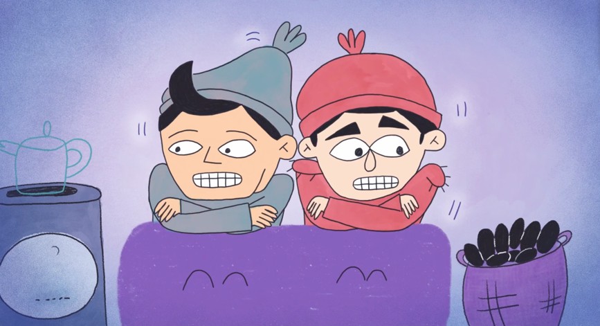 Die zwei Kinder liegen im Bett des Wohnwagens und frieren.